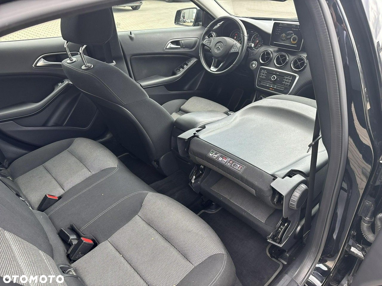 Mercedes-Benz GLA 180 7G-DCT - 17