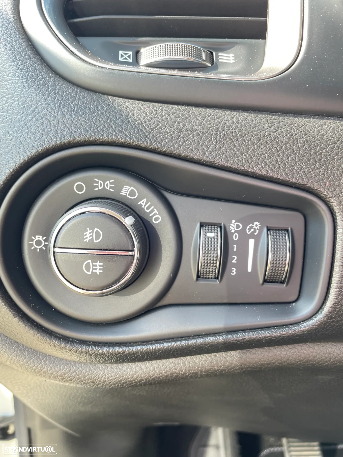Jeep Renegade 1.0 T Limited - 23