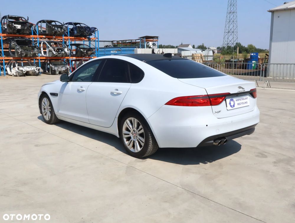 Jaguar XF 20d Prestige - 6