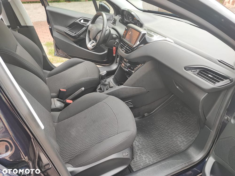 Peugeot 208 - 33