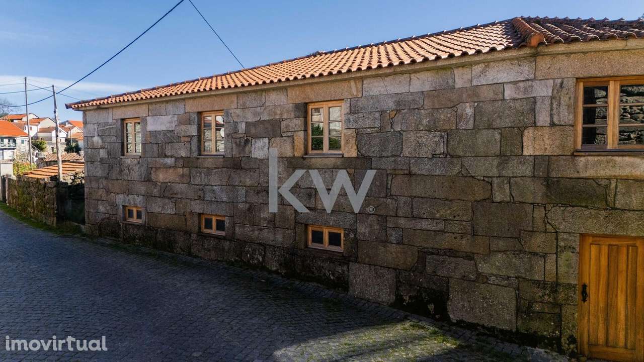 Moradia  e Espigueiro no centro de Lamalonga - Vieira do Minho - Grande imagem: 2/23