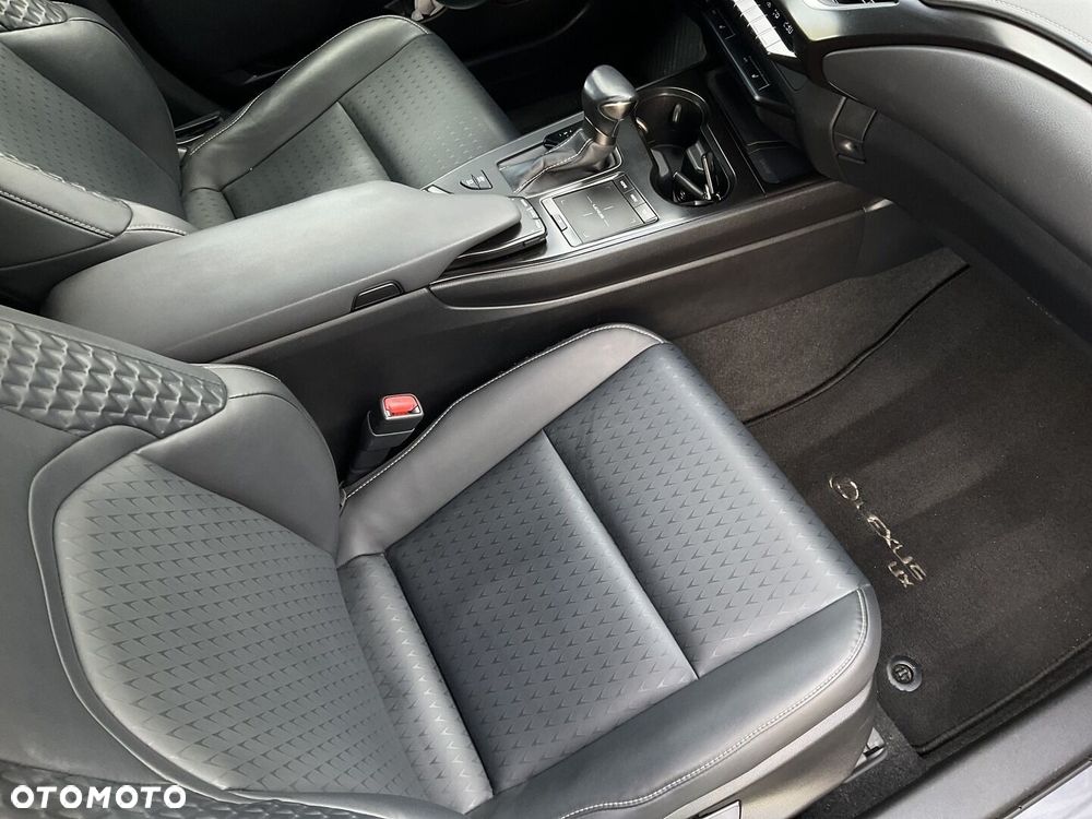 Lexus UX - 10