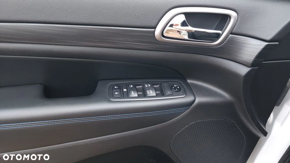 Jeep Grand Cherokee - 25