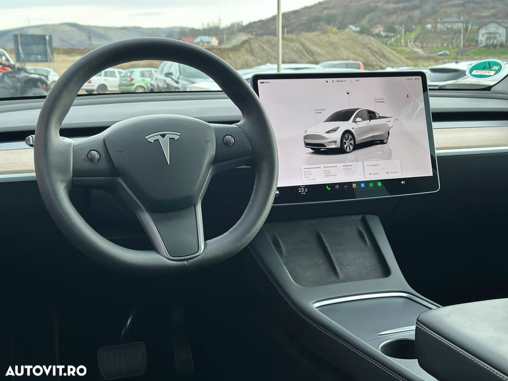 Tesla Model Y - 14