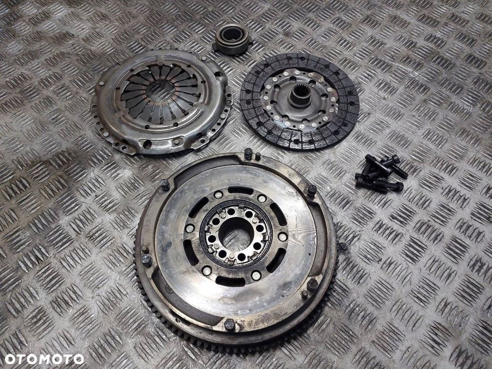 KOŁO DWUMASOWE TARCZA DOCISK ŁOŻYSKO COROLLA VERSO II 2.0 D4D - 1