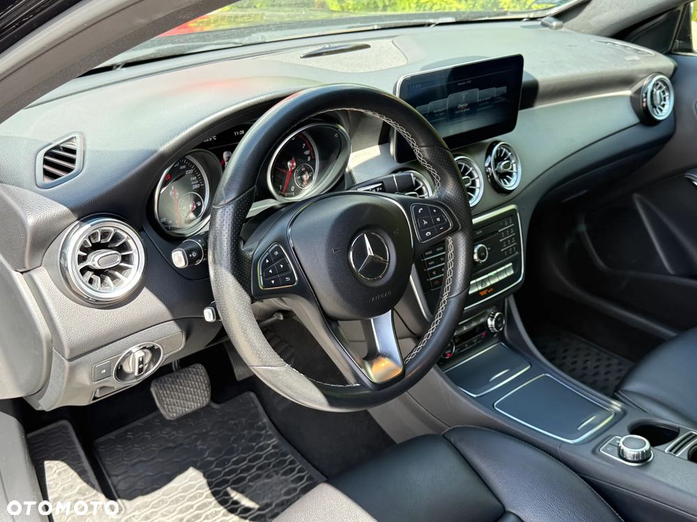 Mercedes-Benz GLA 200 7G-DCT Urban - 9