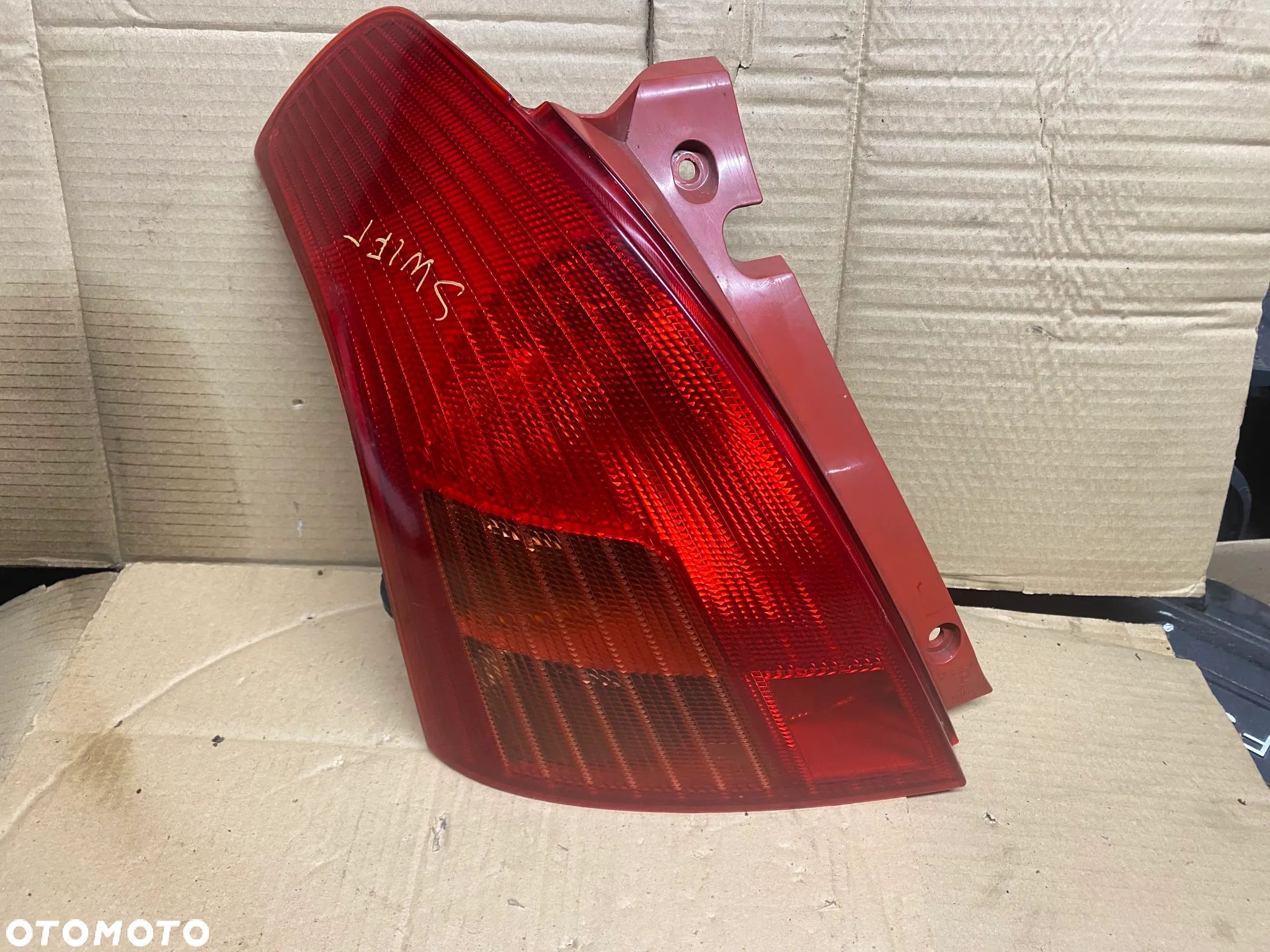 LAMPA TYLNA LEWA SUZUKI SWIFT IV P4476L - 1