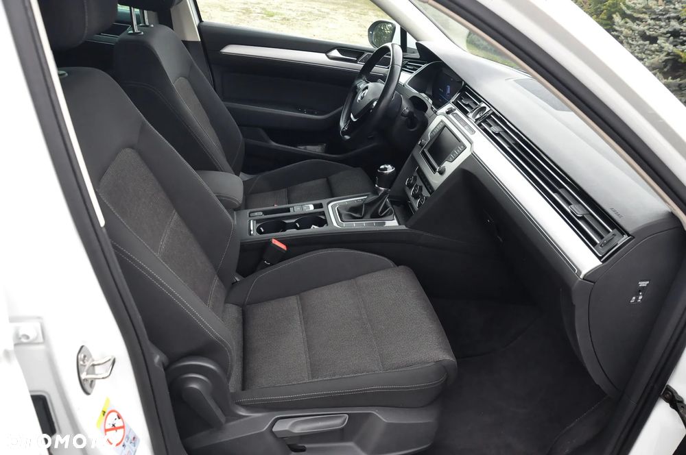 Volkswagen Passat - 32