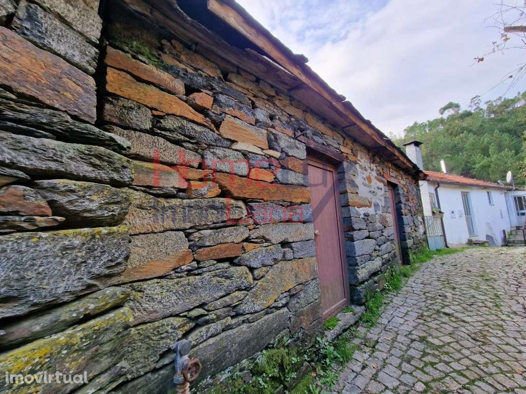 Moradia em xisto para recuperar em Covas do Rio - Grande imagem: 2/26