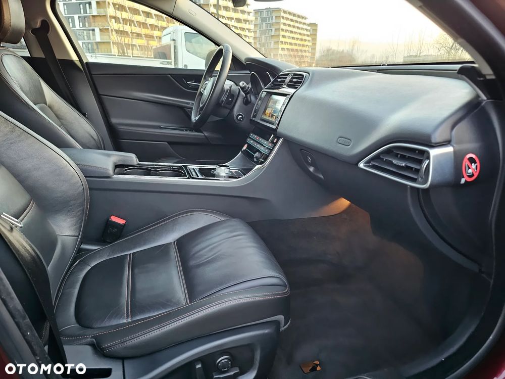 Jaguar XE 2.0 D Prestige - 31