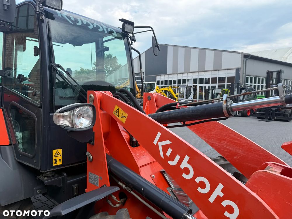 Kubota R082 - 12
