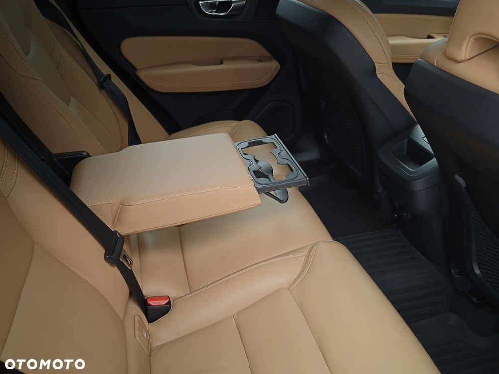 Volvo XC 60 B4 D AWD Plus Dark - 21