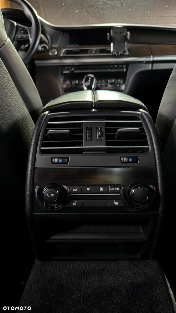 BMW Seria 7 750i xDrive - 27