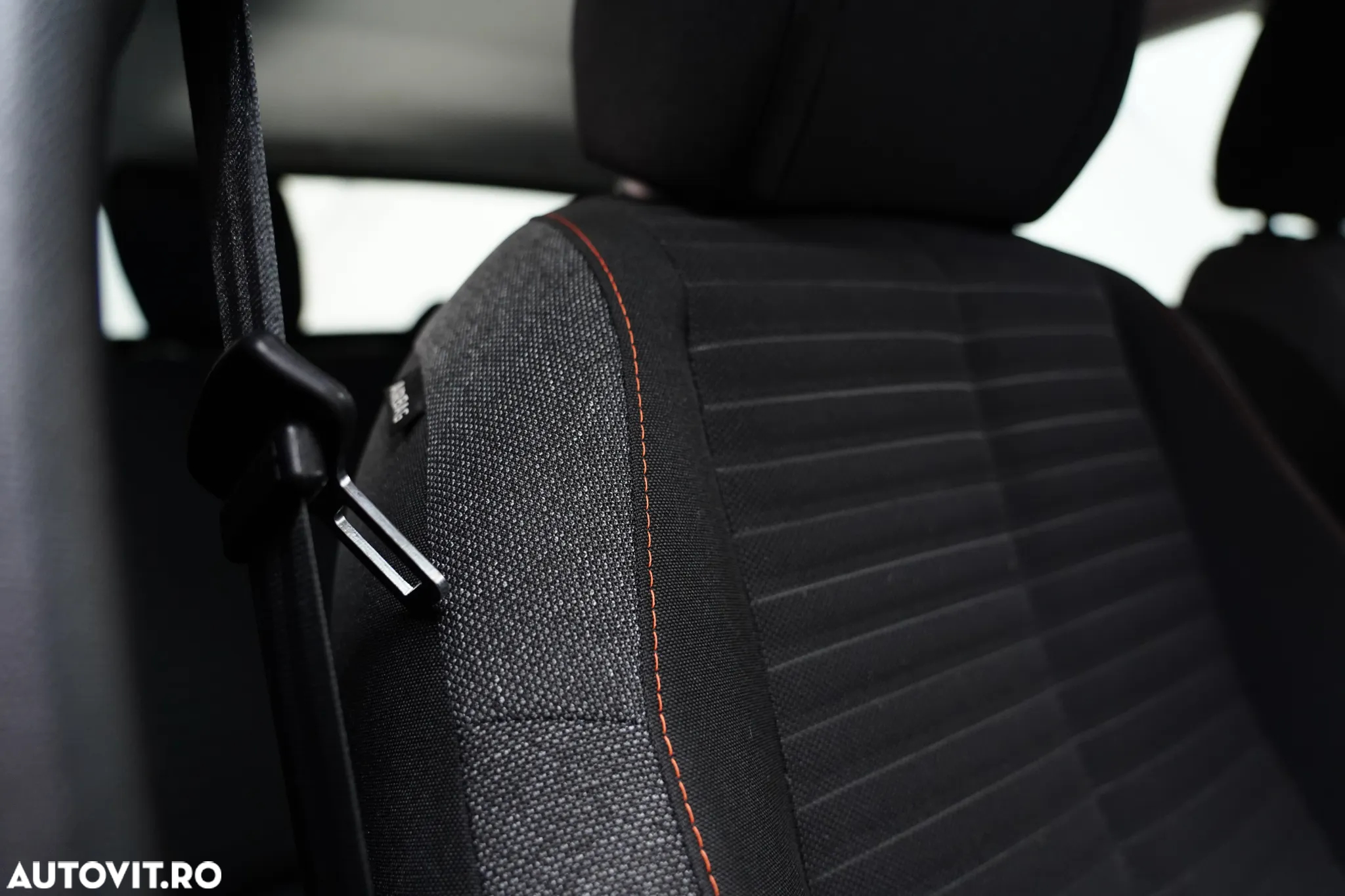 Peugeot 208 1.2 L PureTech STT Active - 37
