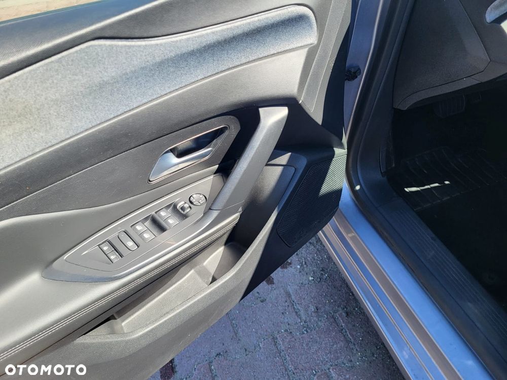 Peugeot 308 PureTech 130 GPF EAT8 Stop & Start Allure Business-Paket - 39
