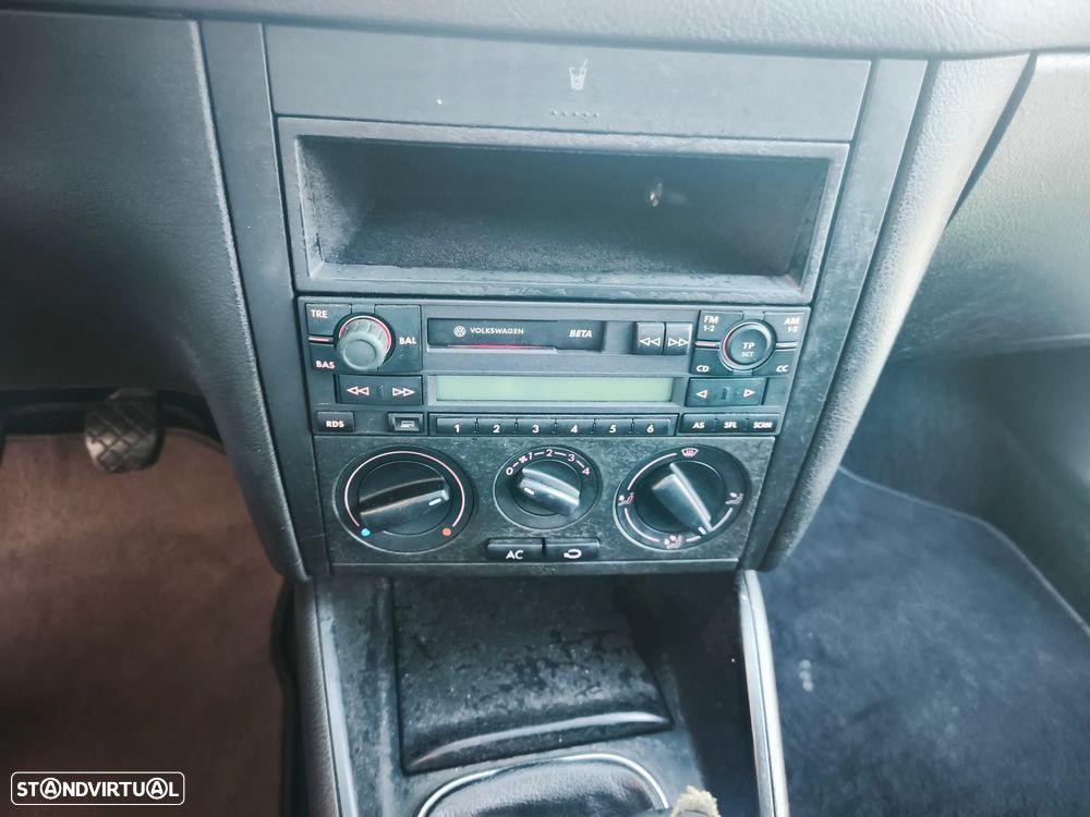 VW Golf 1.9 TDi 25 Anos - 12