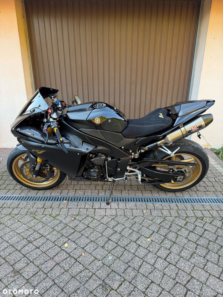 Yamaha R1 - 25