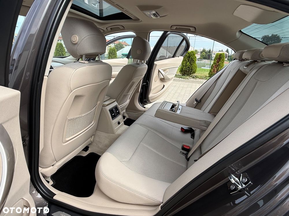 BMW Seria 3 320i Modern Line - 24