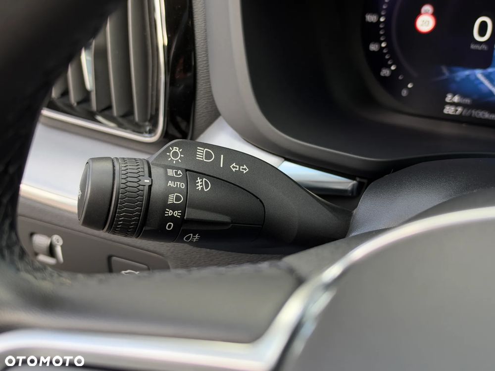 Volvo XC 60 B4 D AWD Momentum Pro - 25