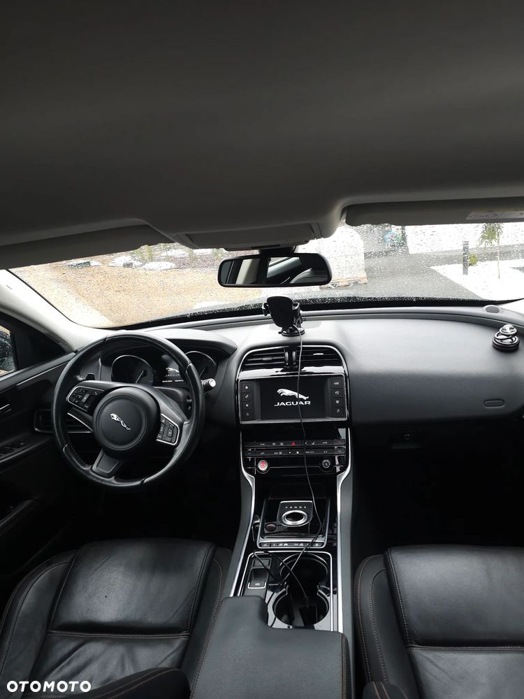 Jaguar XE 20t Prestige - 9