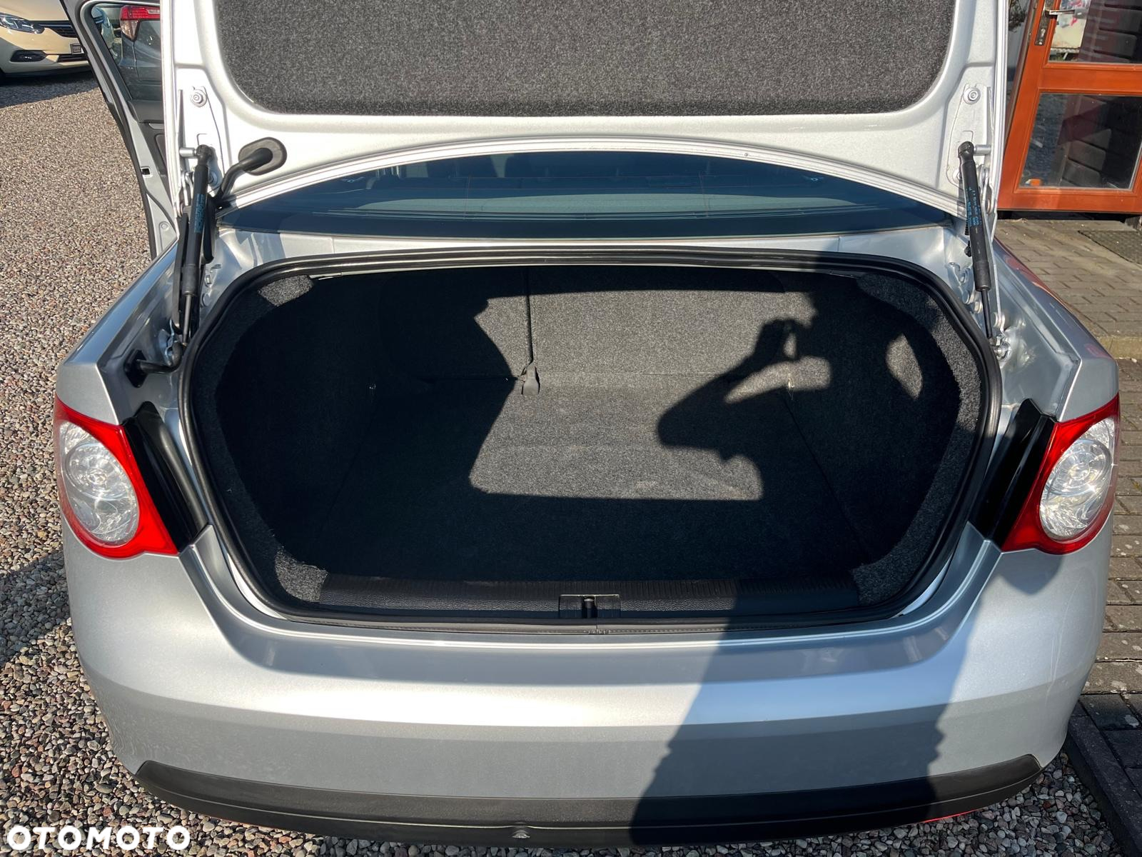 Volkswagen Jetta 1.6 Comfortline - 14