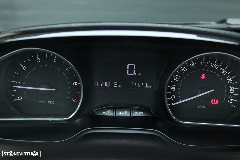 Peugeot 2008 1.2 PureTech Allure - 17