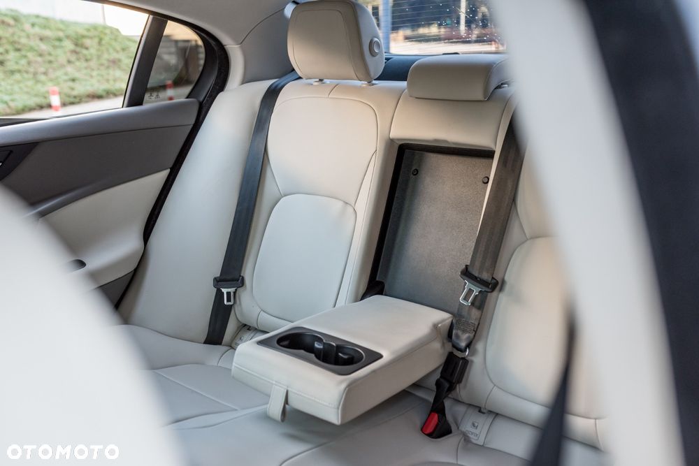 Jaguar XE 2.0 T Prestige - 24