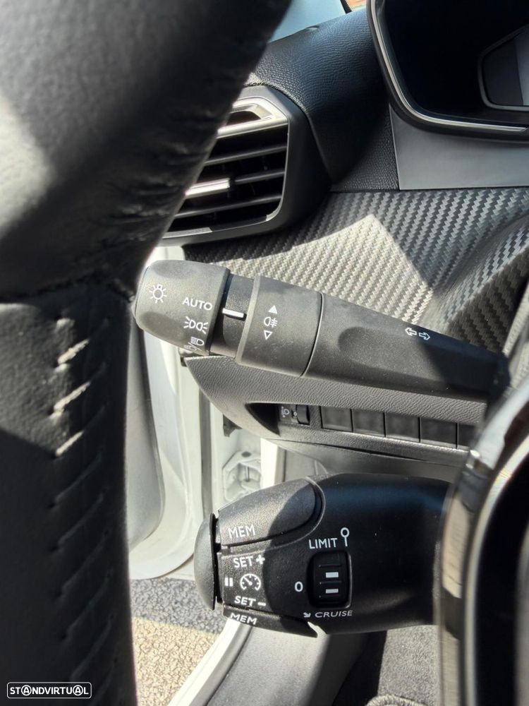 Peugeot 208 1.2 PureTech Allure - 19