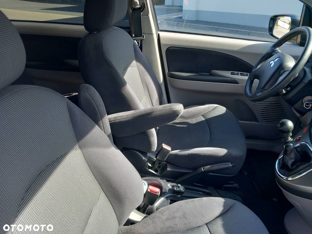 Mitsubishi Grandis 2.0 DI-D 7-Sitzer Intense - 4