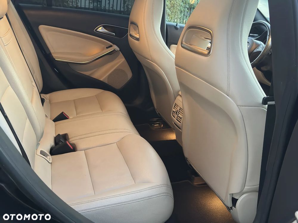 Mercedes-Benz CLA 250 4Matic 7G-DCT AMG Line - 15
