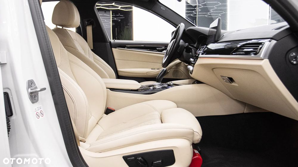 BMW Seria 5 520i mHEV - 17