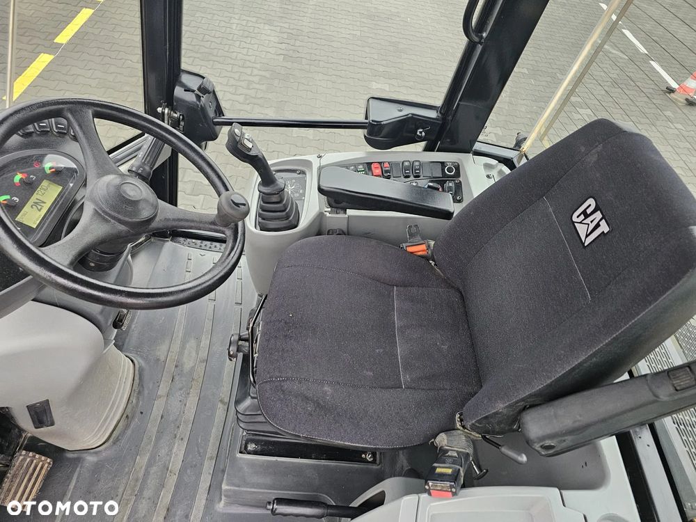 Caterpillar 908M - 12