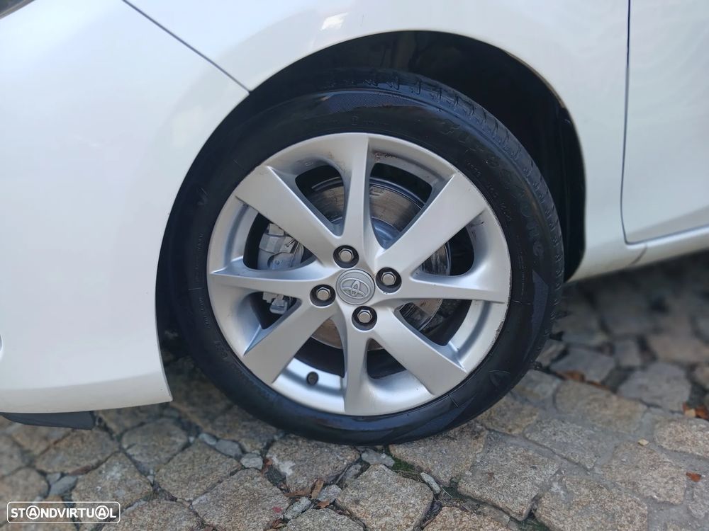 Toyota Yaris 1.5 HSD Exclusive - 11