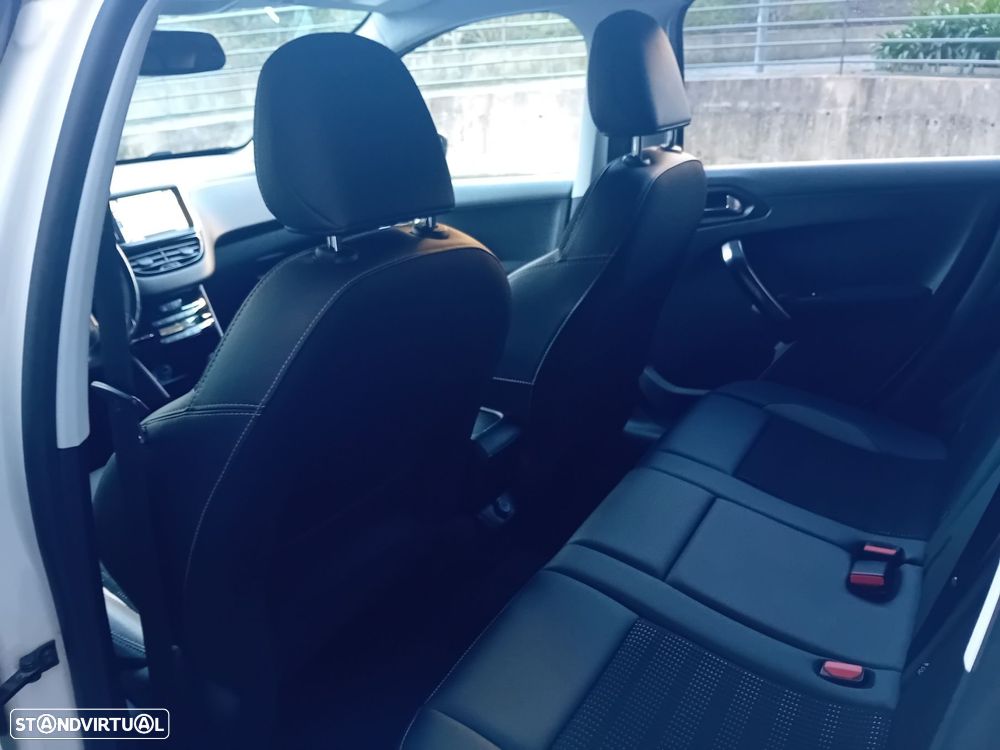 Peugeot 2008 1.2 PureTech Allure EAT6 - 12