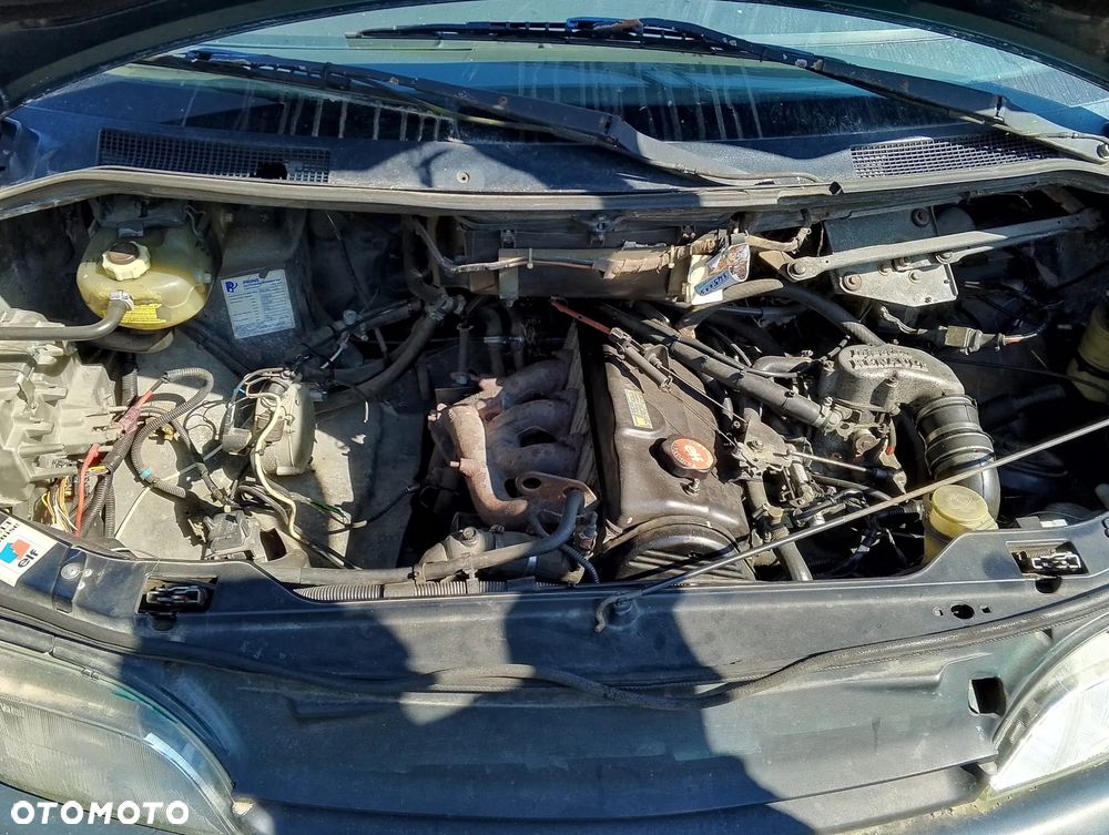 Renault Espace II (91-97r.) 2.2 B 110KM. Silnik J7T772(J7T 772)/J7T773(J7T 773)/J7T776(J7T 776) Skrzynia AR4/NG3/NG7 lakier NV596 – OTTOMAN GREEN.Cały na części. GWARANCJA !!!  Przód Tył Zestaw Komplet Drzwi Klapa Zderzak Błotnik Maska Grill Atrapa Szyba Pas Lampa Lusterko Boczki Fotel Kanapa Kokpit Deska Rozdzielcza Przełącznik Włącznik Sterownik Przewody Wiązka Instalacja Moduł Komputer Czujnik Listwa Pompa Alternator Wtryski Głowica Rozrusznik Kompresor Sprzęgło Dwumas Silnik Skrzynia ABS Klimatyzacji Paliwa Wspomagania Kolektor Turbina Przepustnica Zawór Chłodnica Koło Hak Belka Sanki Zawieszenie Mcpherson Półoś Amortyzator Wydech Tłumik Zacisk Most - 6
