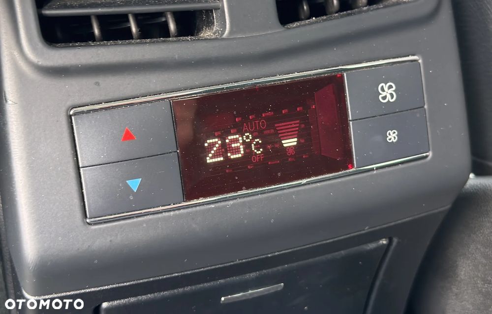 Mercedes-Benz Klasa E 250 BlueTEC 4Matic 7G-TRONIC Avantgarde - 27