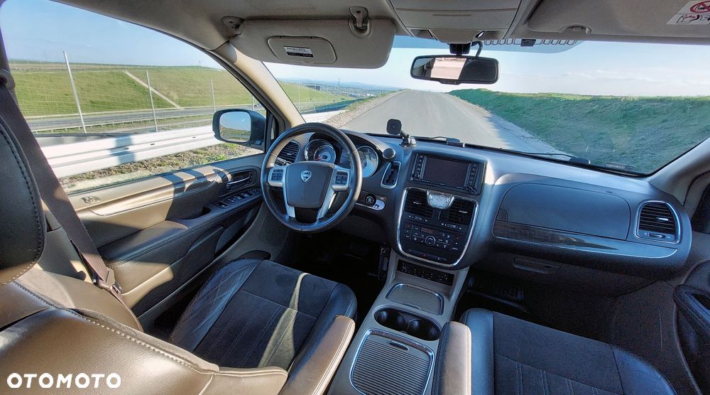 Lancia Voyager 3.6 Platinum - 14