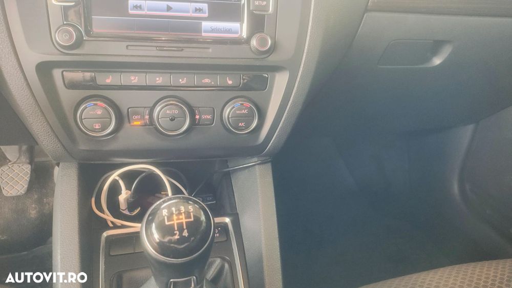 Volkswagen Jetta 2.0 TDI Highline - 12