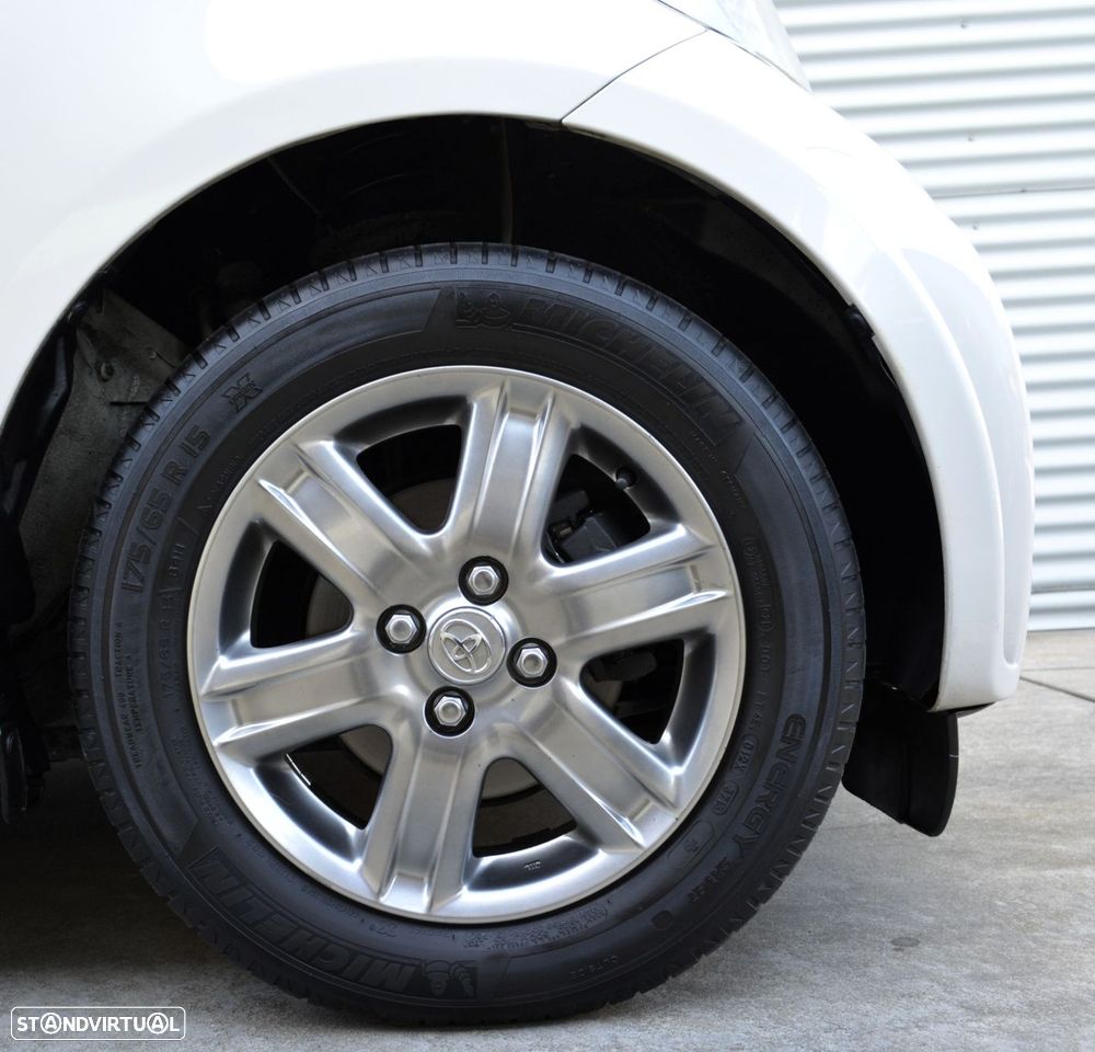 Toyota iQ 1.0 VVT-i Essential+AC - 16