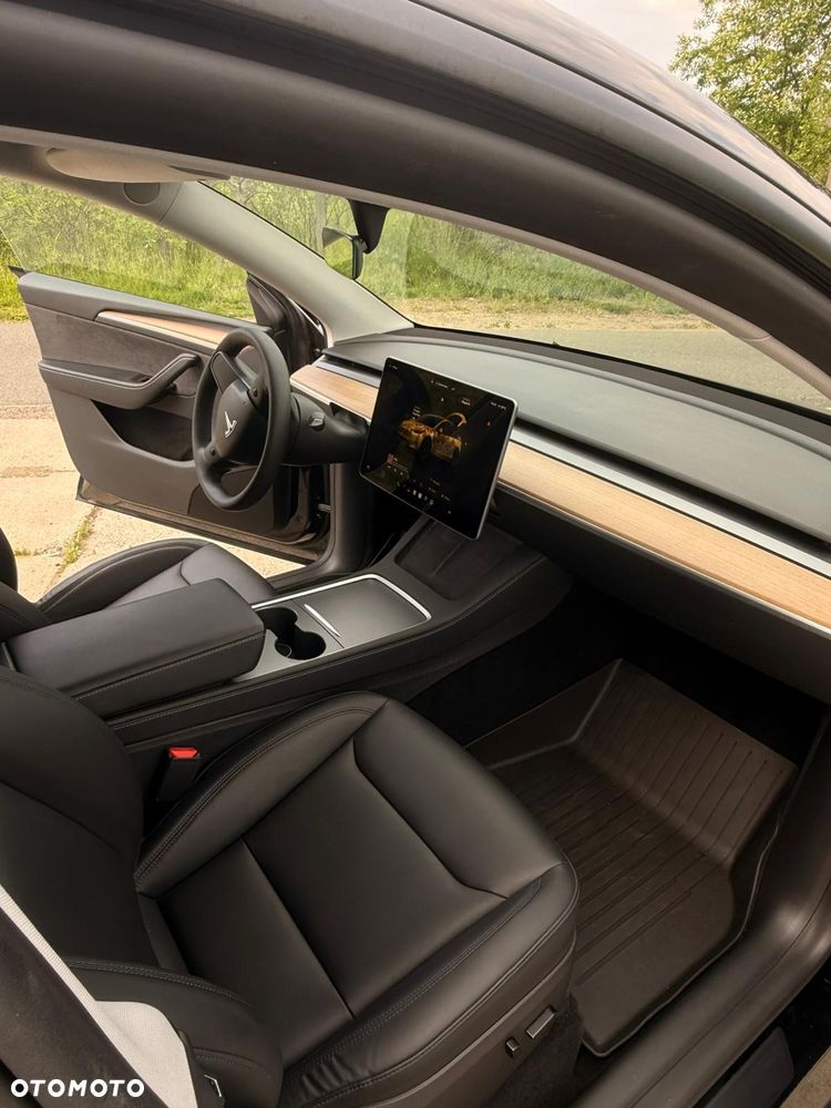 Tesla Model Y - 9