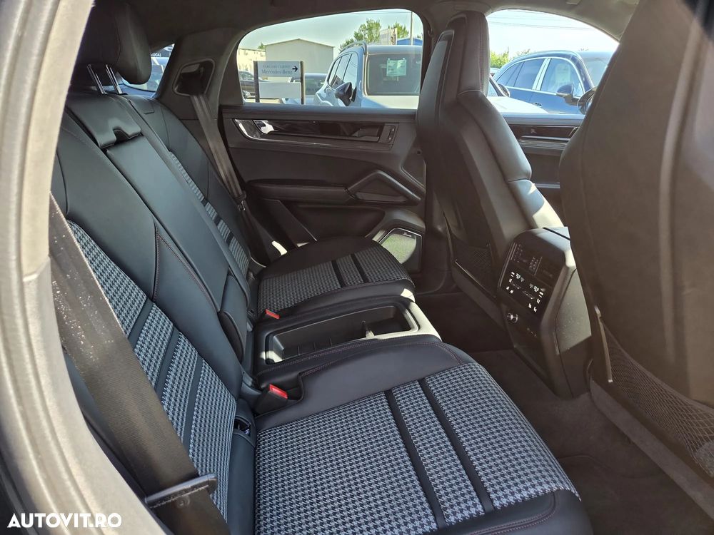 Porsche Cayenne Coupe GTS Tiptronic S - 23