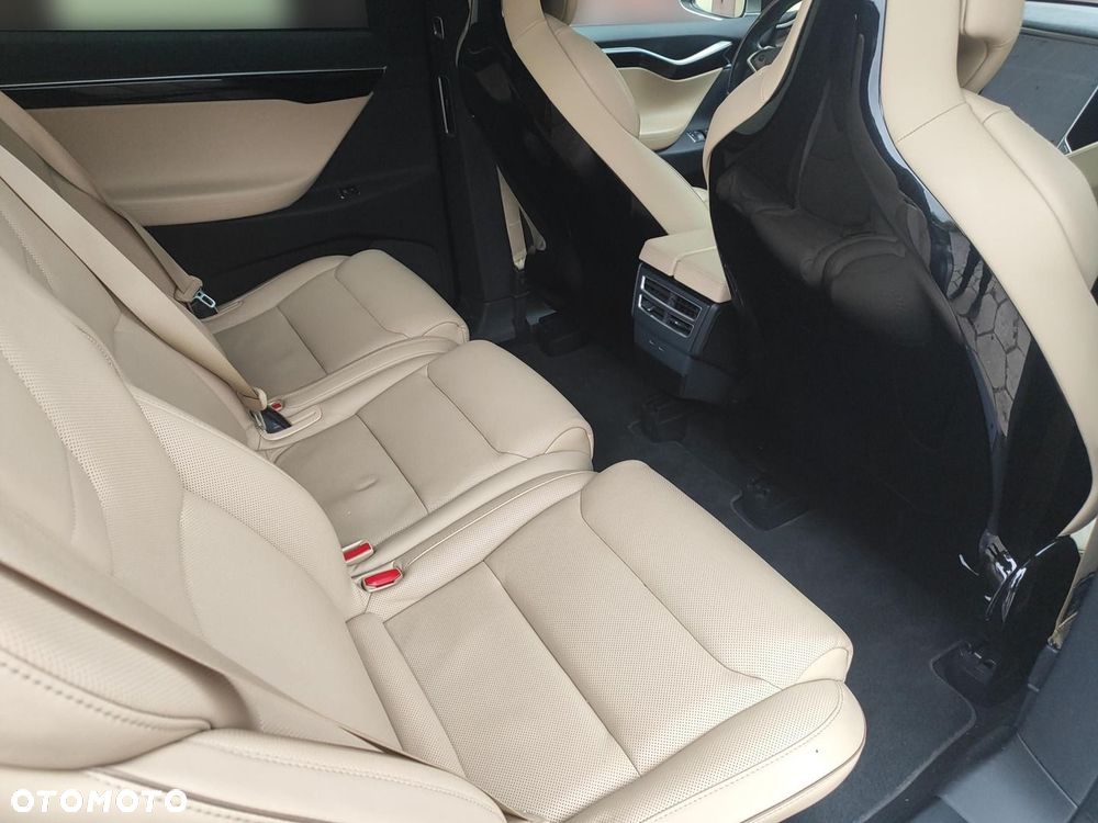 Tesla Model X 90 D - 11