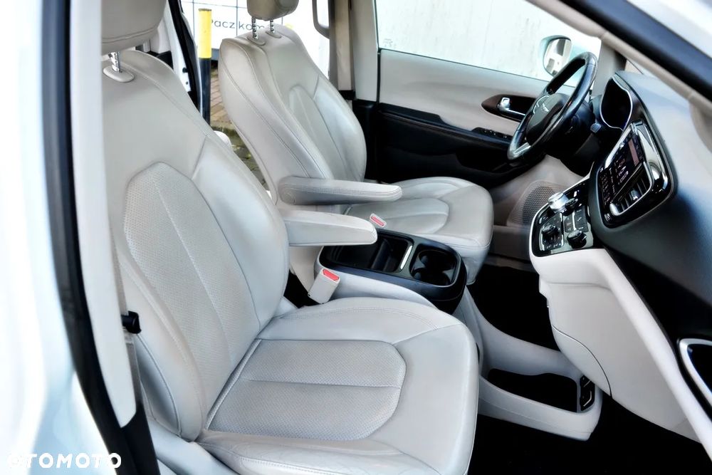 Chrysler Pacifica - 16