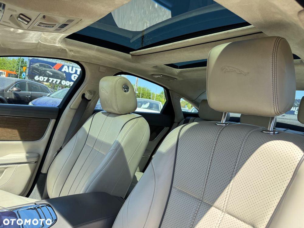 Jaguar XJ 3.0 D V6 LWB Premium Luxury - 35