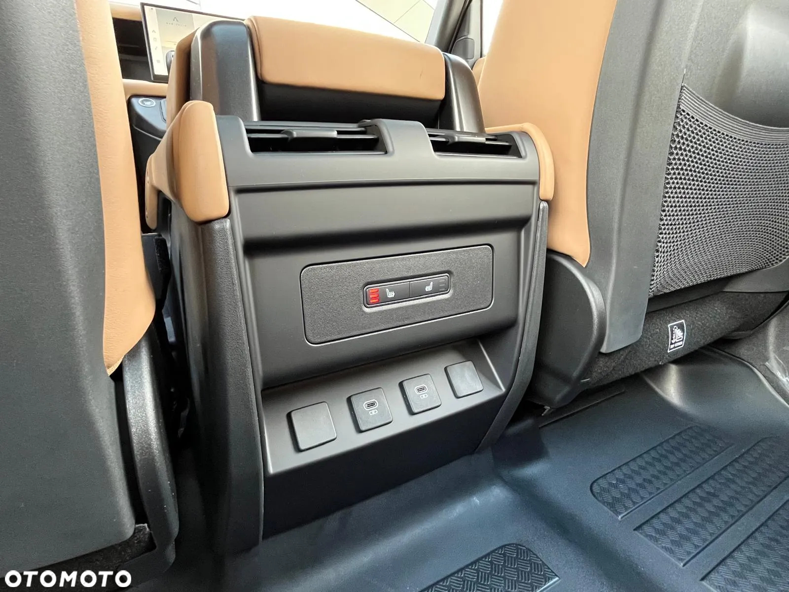 Land Rover Defender - 10
