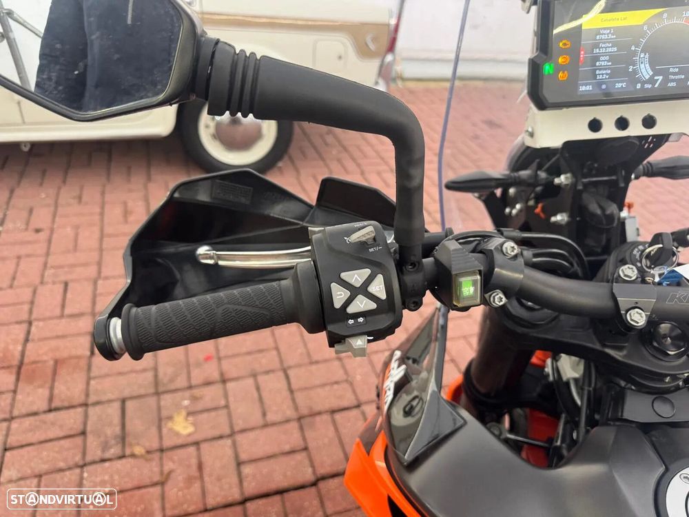 KTM 890 - 19