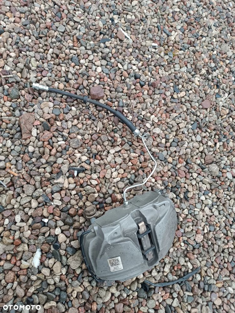 AUDI A4 B9 8W ZACISK PRAWY PRZÓD 8W06CD - 1