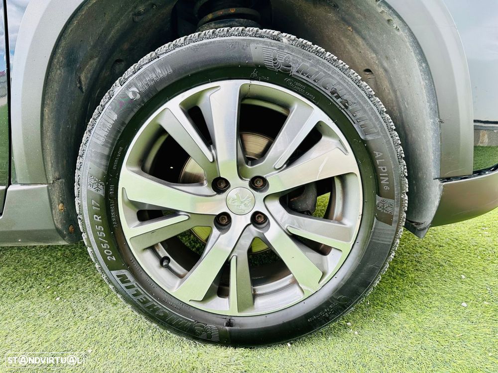 Peugeot 2008 1.2 PureTech Allure - 9