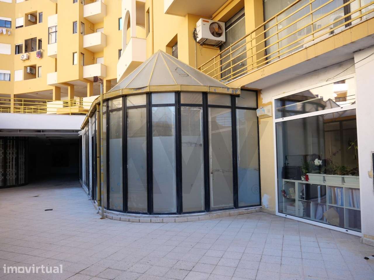 Loja para vender à entrada da Praia da Rocha em Portimão - Grande imagem: 2/17