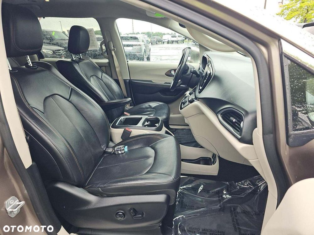Chrysler Pacifica - 12